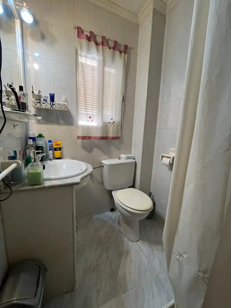 Bany de Pis en venda en Alcalá de Henares amb Aire condicionat, Terrassa i Moblat