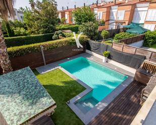 Piscina de Casa adosada de lloguer en Premià de Mar amb Piscina