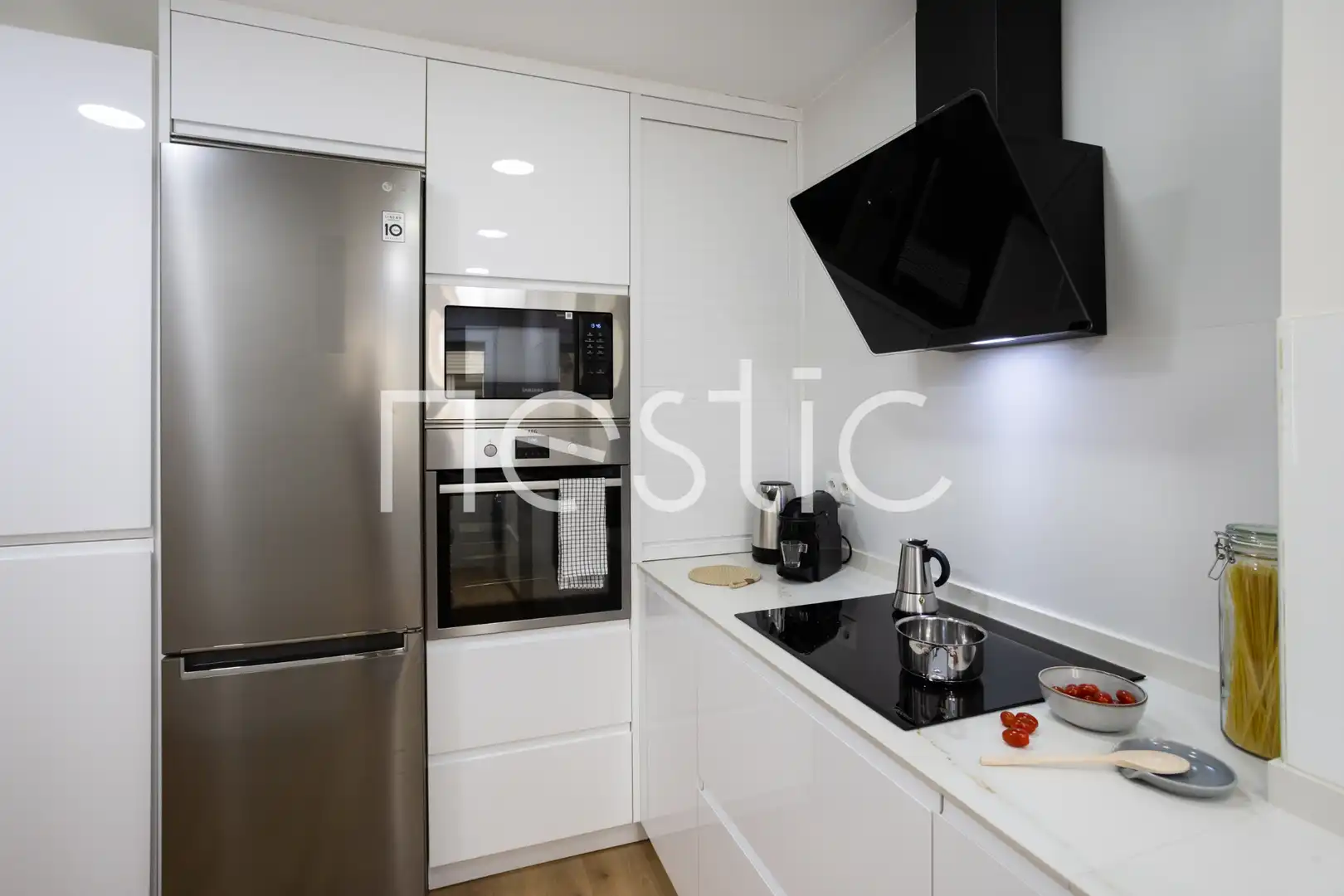 Cuina de Apartament de lloguer en Madrid amb Aire condicionat, Calefacció i Moblat