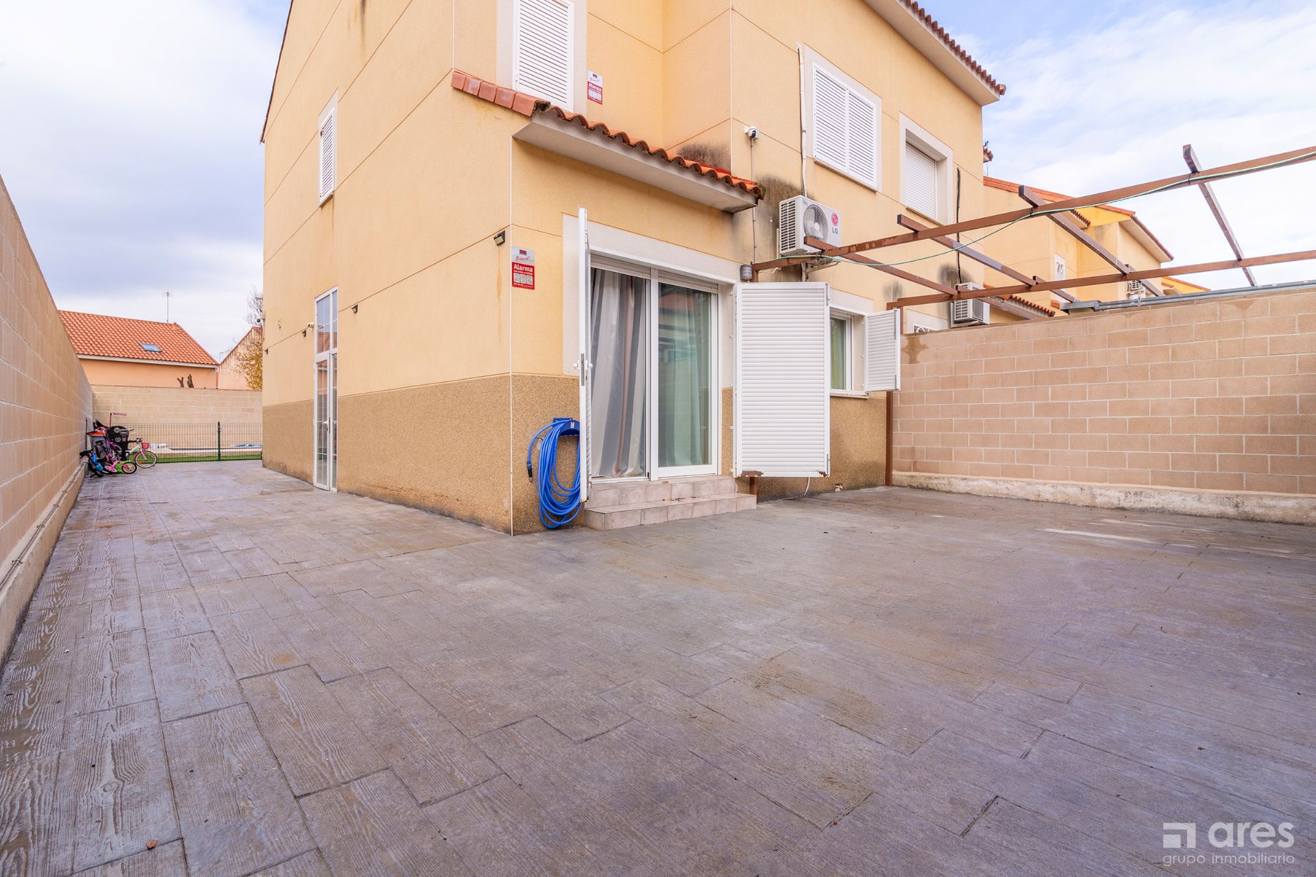 Vista exterior de Casa adosada en venda en El Viso de San Juan amb Aire condicionat, Calefacció i Jardí privat