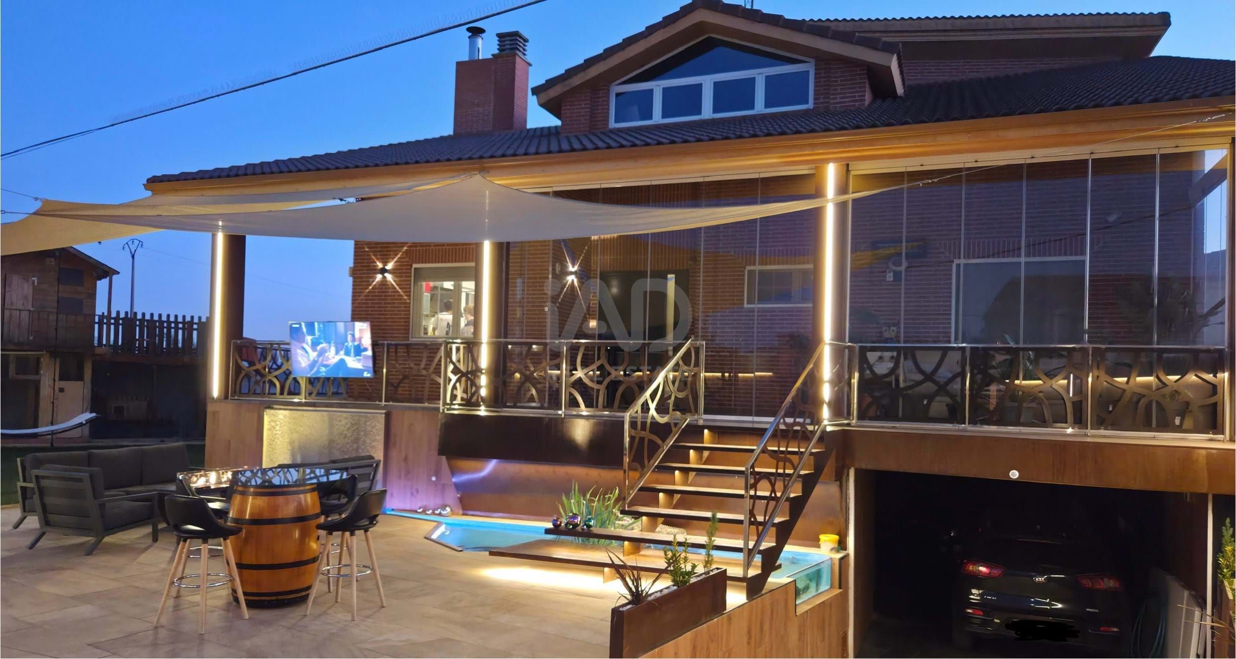 Terrassa de Casa o xalet en venda en Villaturiel amb Calefacció, Terrassa i Piscina