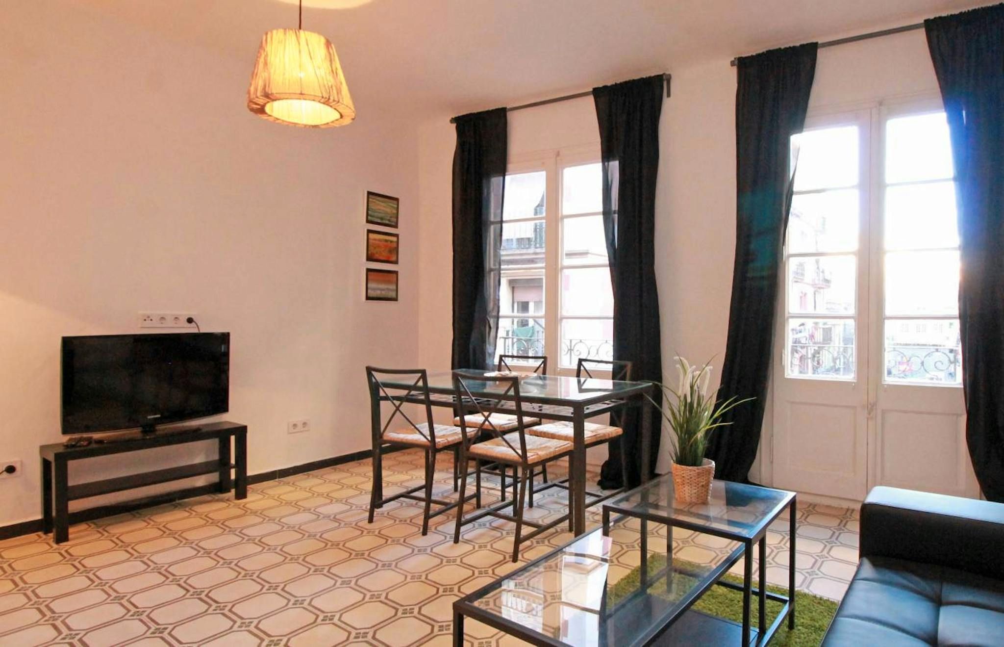 Menjador de Pis de lloguer en  Barcelona Capital amb Moblat, Rentadora i TV