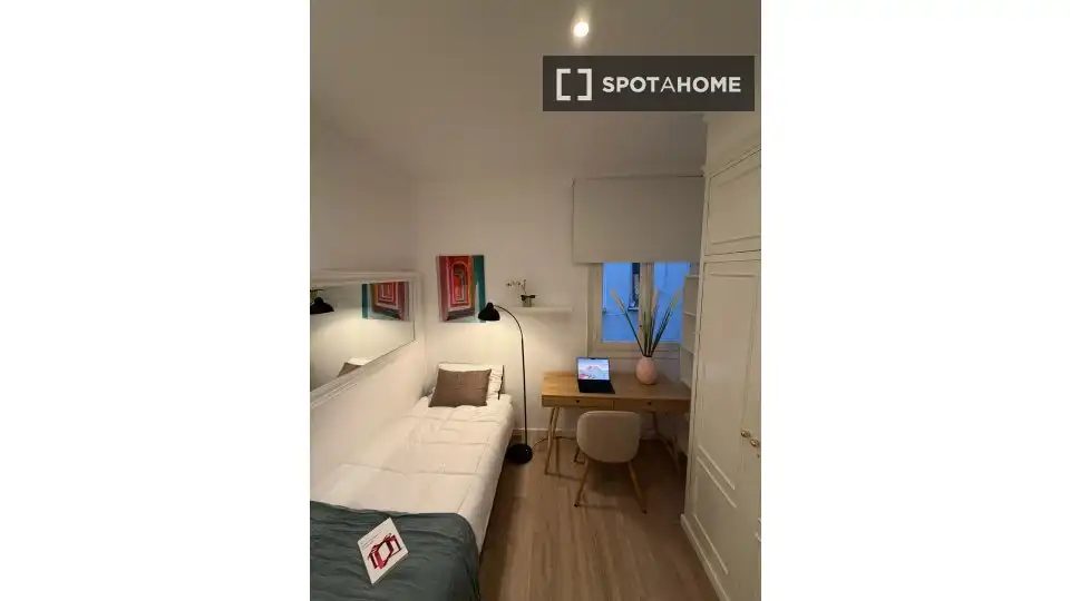 Dormitori de Apartament per a compartir en Madrid amb Aire condicionat, Terrassa i Moblat