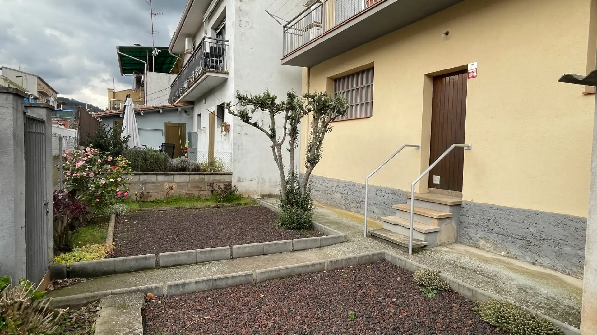 Vista exterior de Casa o xalet en venda en Olot amb Aire condicionat, Calefacció i Jardí privat