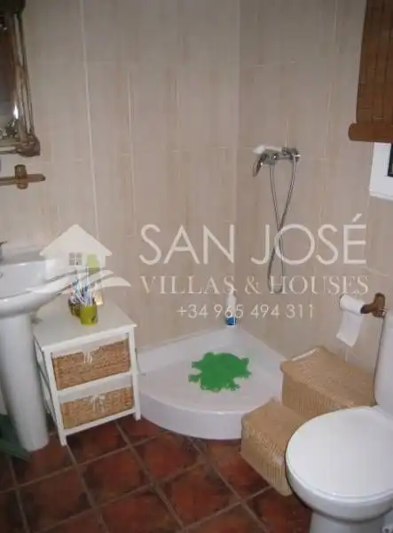 Badezimmer von Haus oder Chalet zum Verkauf in Aspe mit Klimaanlage, Heizung und Privatgarten