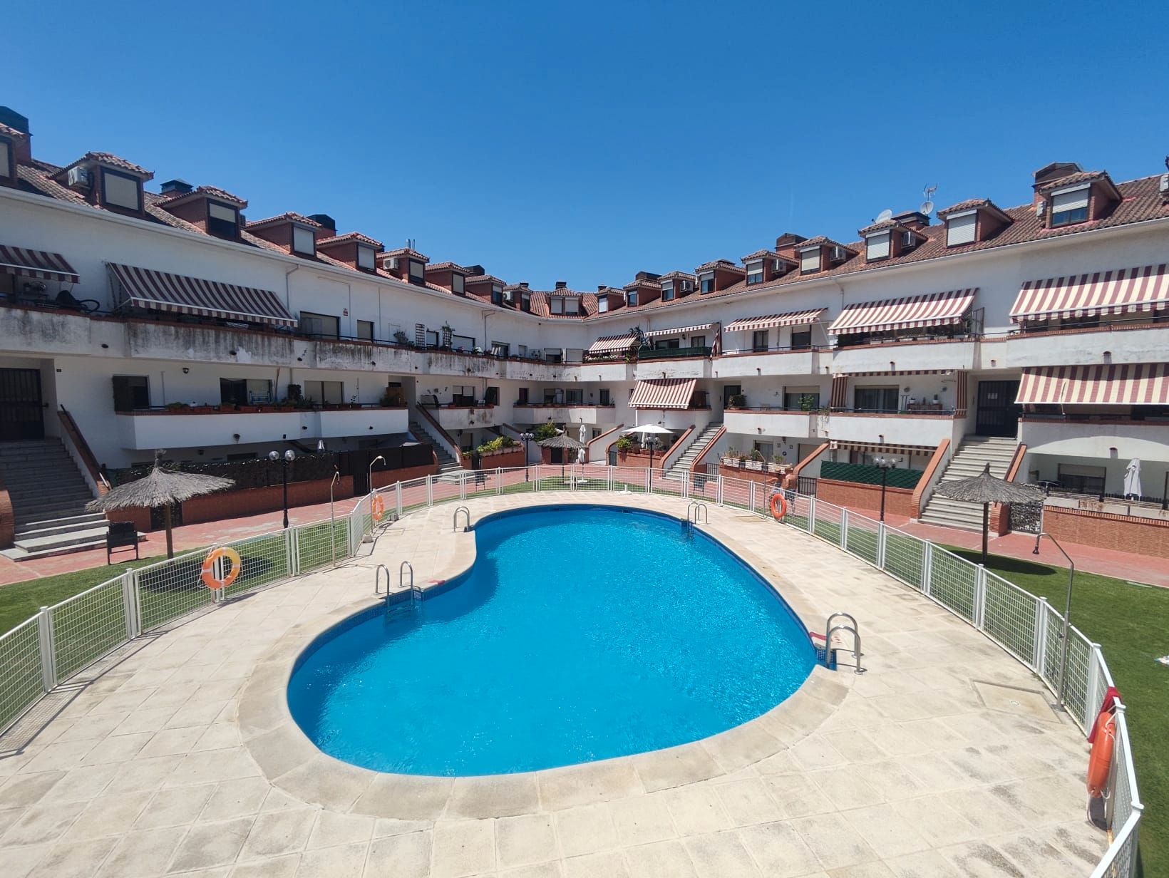 Piscina de Dúplex de lloguer en Sevilla la Nueva amb Aire condicionat, Traster i Forn