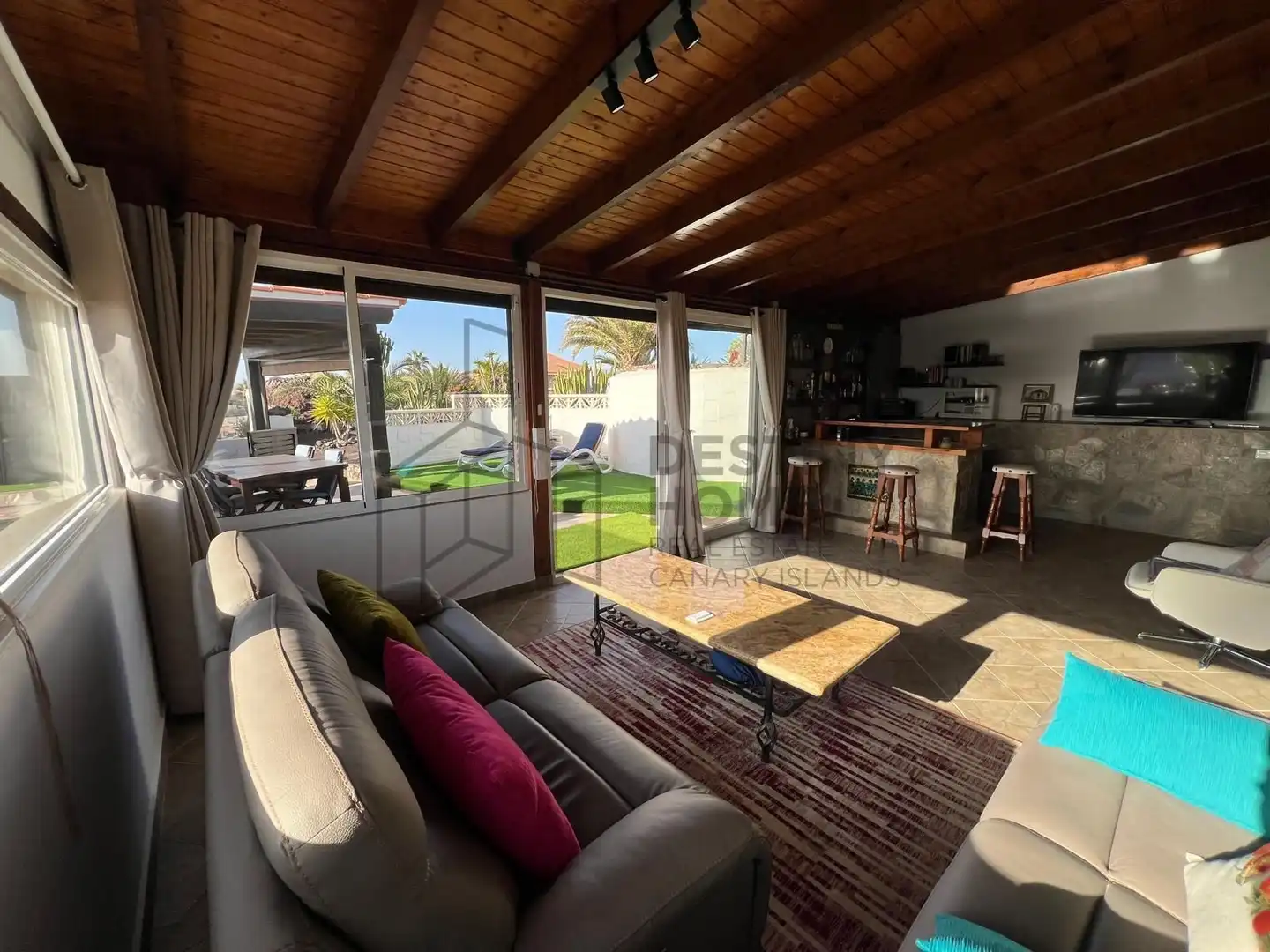 Vista exterior de Casa o xalet en venda en La Oliva amb Aire condicionat, Jardí privat i Terrassa