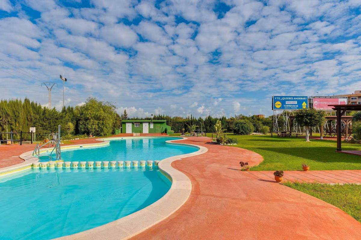 Piscina de Apartament en venda en Torrevieja amb Aire condicionat, Terrassa i Moblat