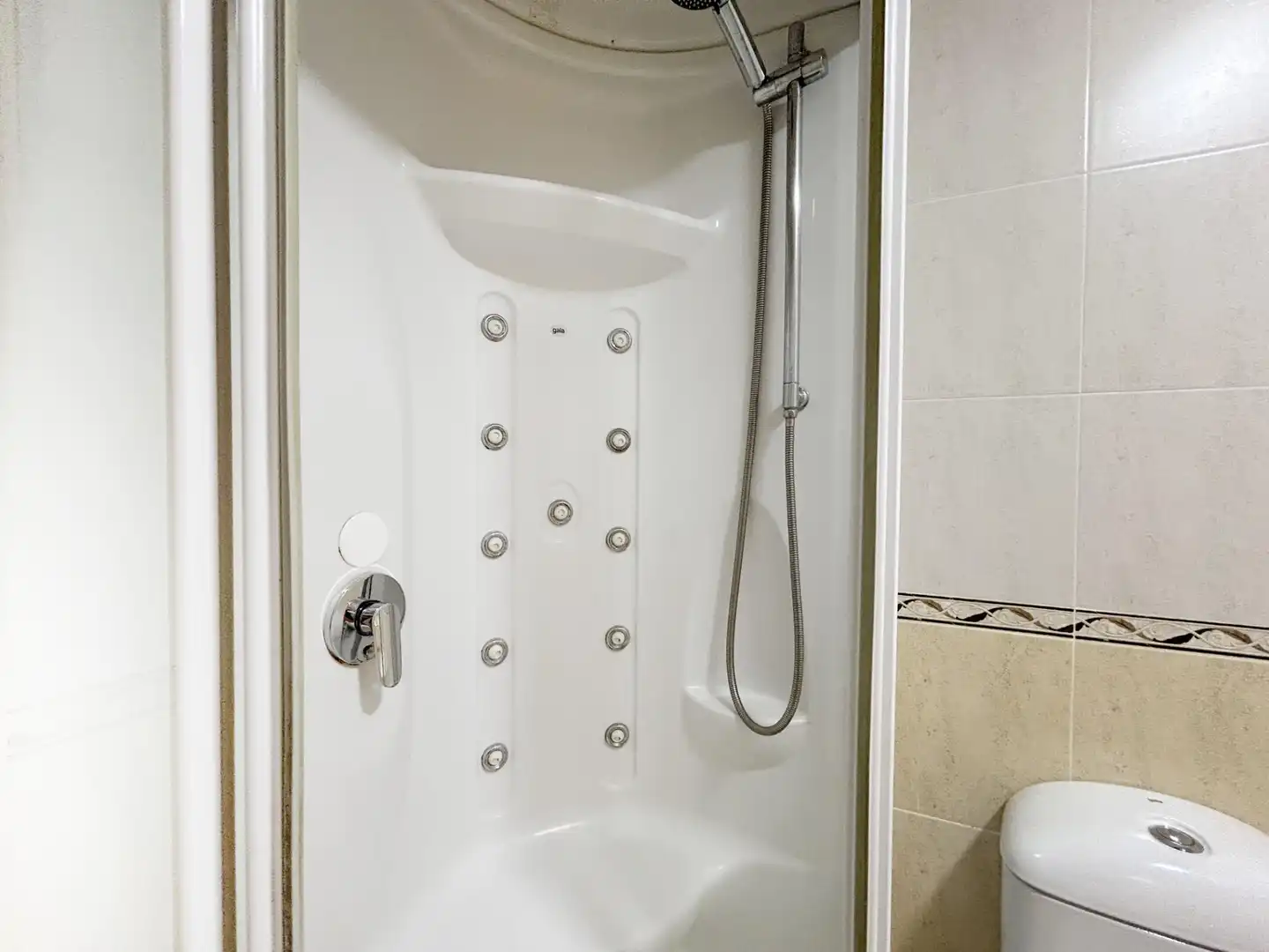 Bany de Apartament en venda en Alicante / Alacant amb Terrassa, Balcó i Alarma