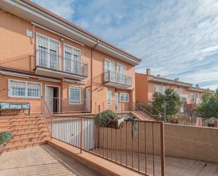 Vista exterior de Casa o xalet en venda en Arroyomolinos (Madrid) amb Aire condicionat, Jardí privat i Moblat