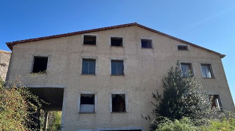 Edificio sin terminar con exterior completamente finalizado en Anguiano (La Rioja)