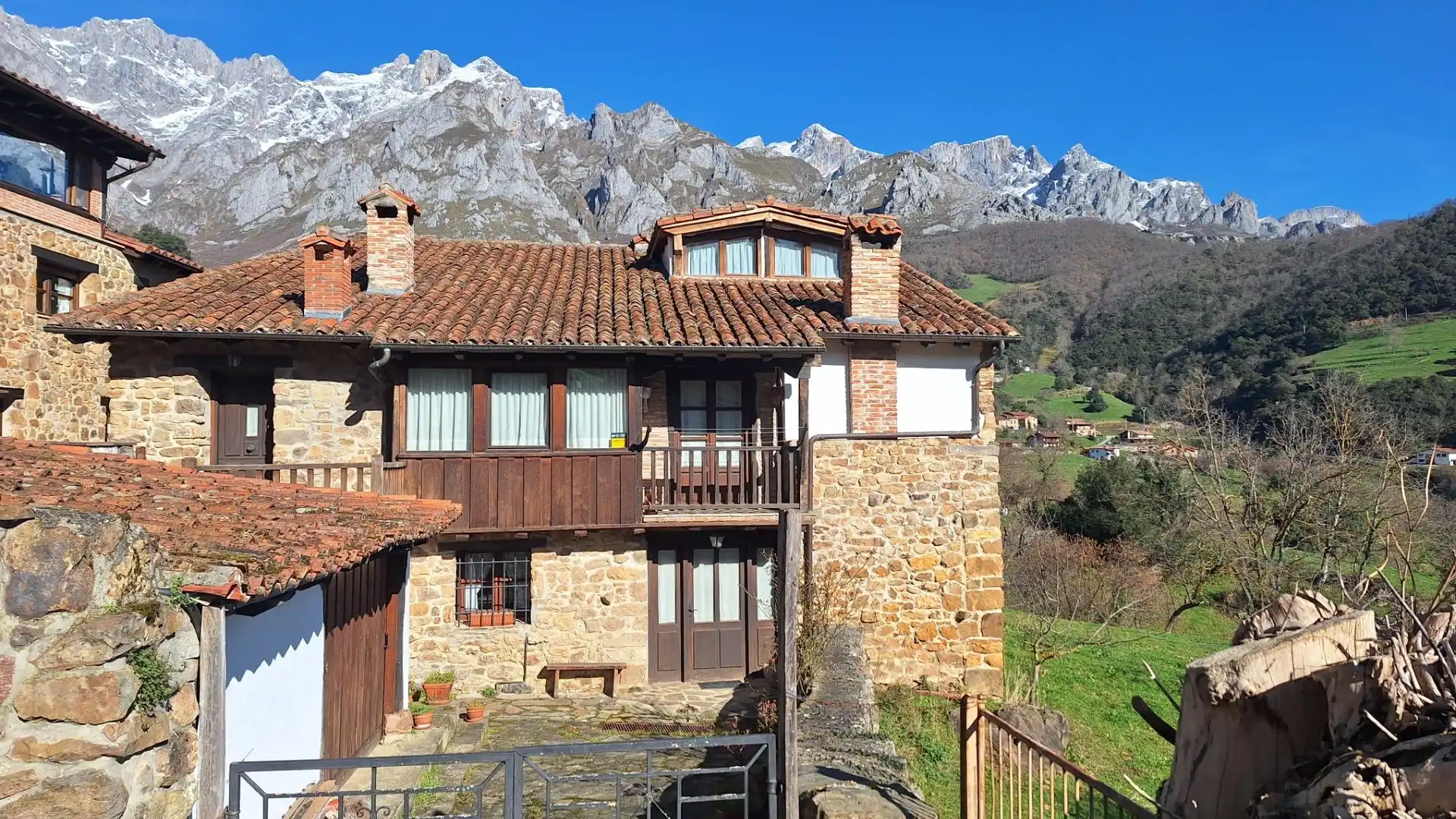 Vista exterior de Casa o chalet en venta en Camaleño con Calefacción, Trastero y Balcón