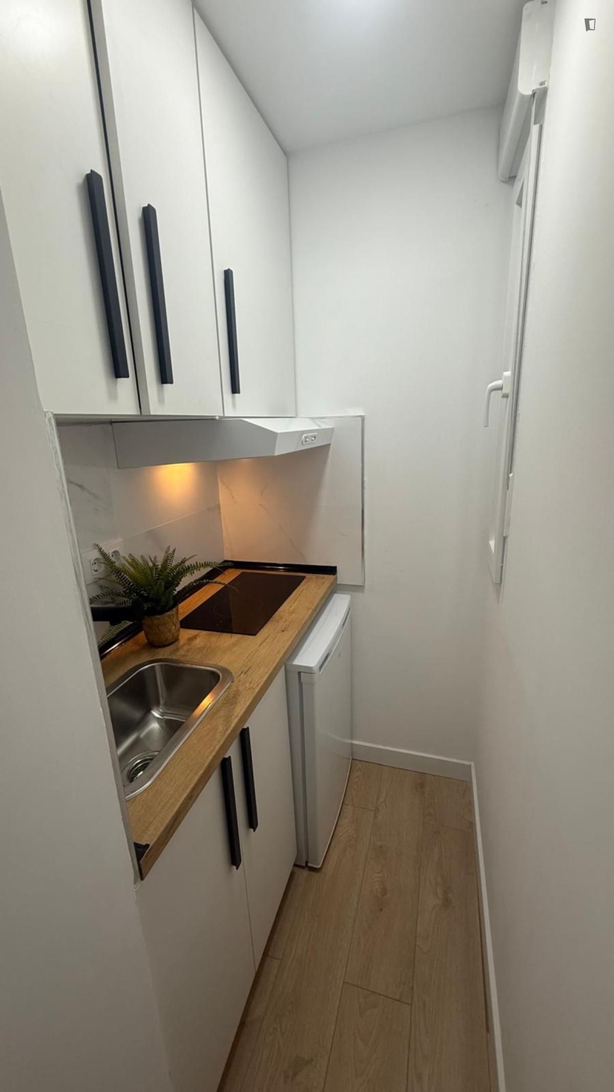 Cuina de Estudi de lloguer en  Madrid Capital amb Aire condicionat, Moblat i Rentadora