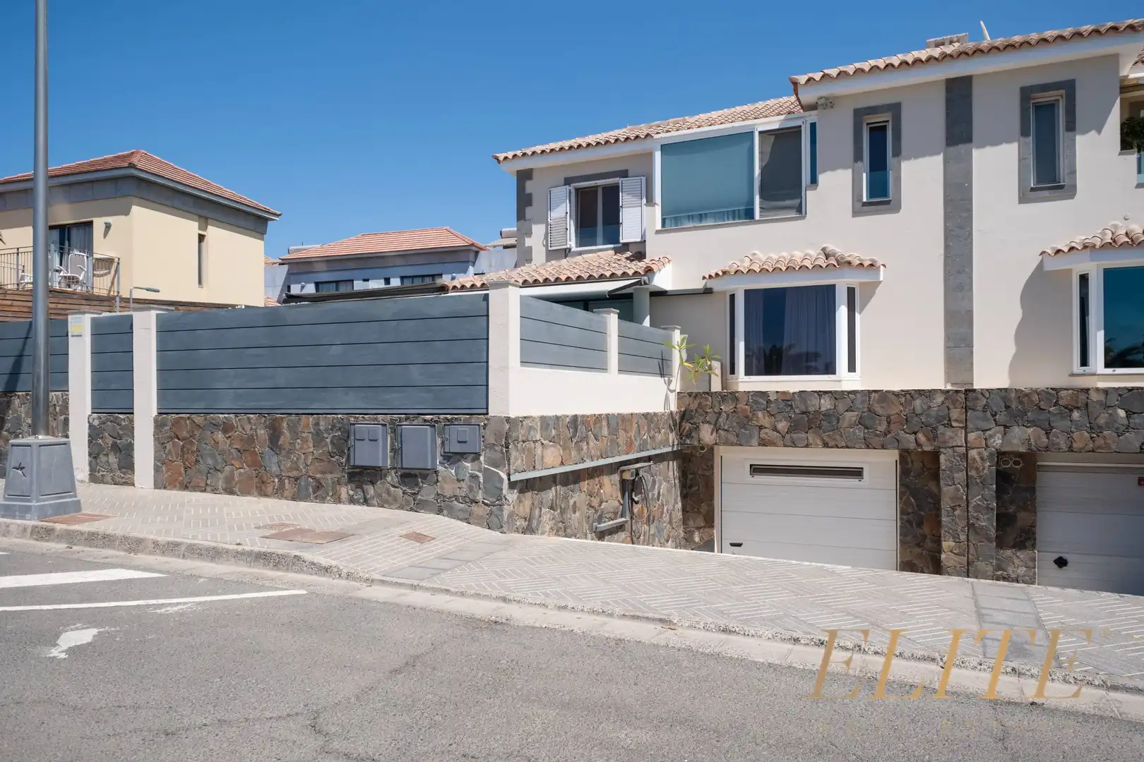 Vista exterior de Casa adosada en venda en San Bartolomé de Tirajana amb Aire condicionat, Jardí privat i Terrassa