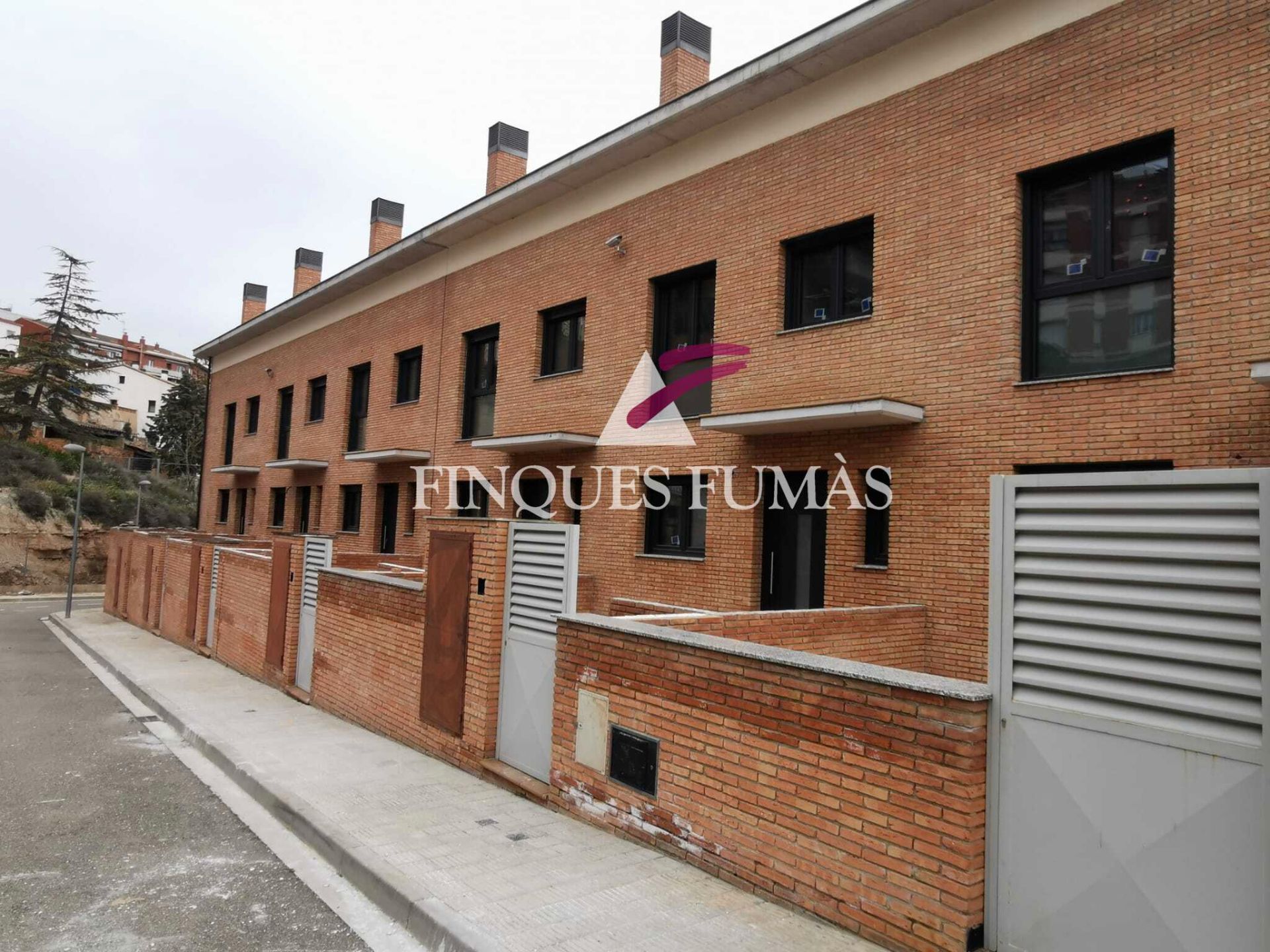 Vista exterior de Casa adosada en venda en Cervera amb Jardí privat, Parquet i Terrassa