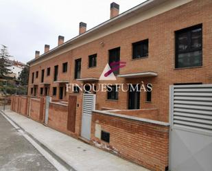 Vista exterior de Casa adosada en venda en Cervera amb Jardí privat, Parquet i Terrassa