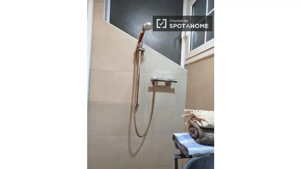 Baño de Piso para compartir en Barcelona con Aire acondicionado, Calefacción y Terraza