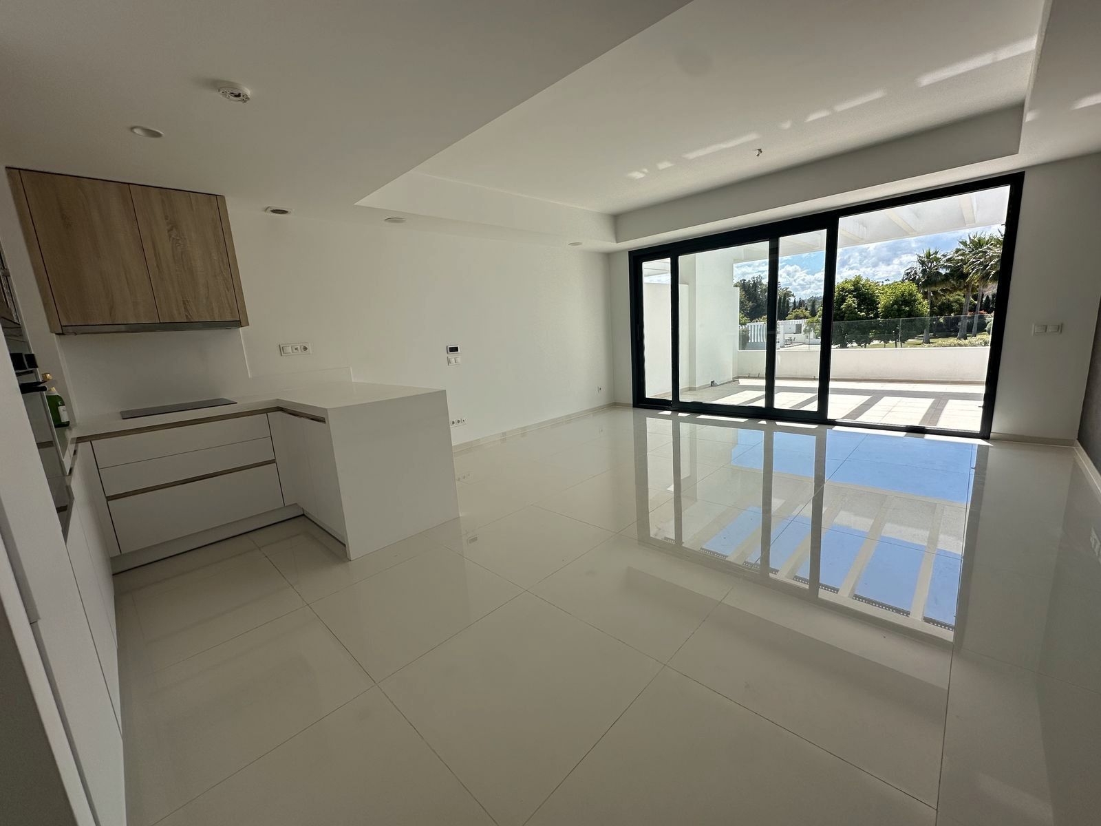 Sala d'estar de Apartament en venda en Estepona amb Terrassa, Traster i Piscina comunitària