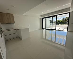 Sala d'estar de Apartament en venda en Estepona amb Terrassa, Traster i Piscina comunitària
