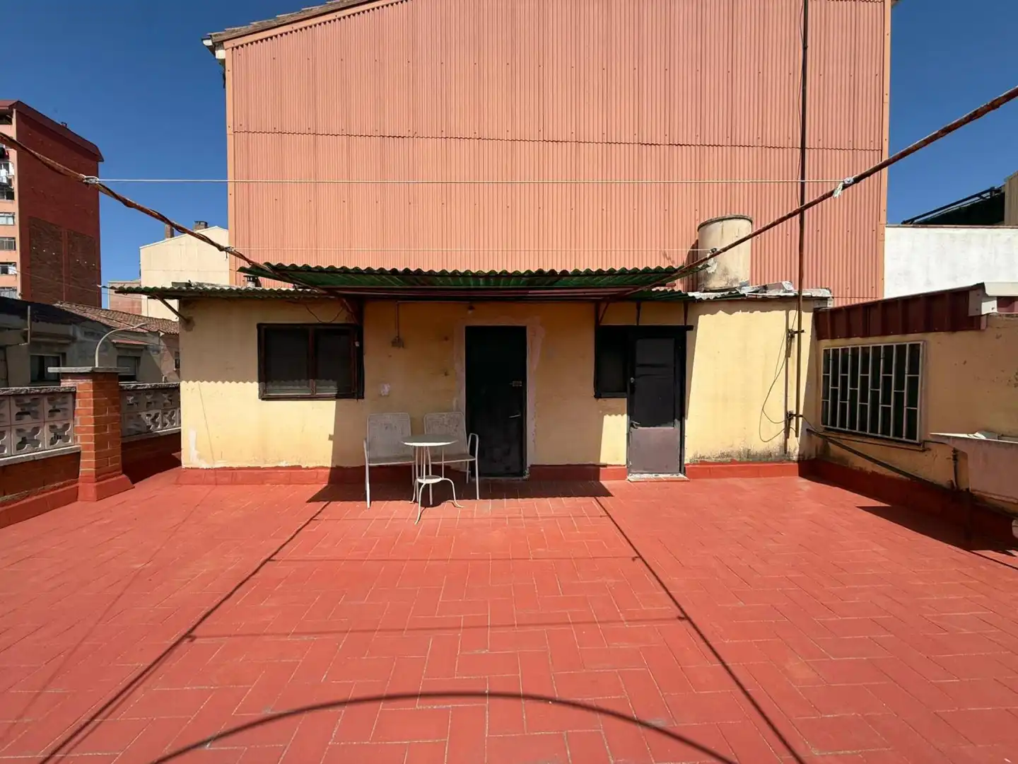 Außenansicht von Einfamilien-Reihenhaus zum Verkauf in Sabadell mit Terrasse, Abstellraum und Ofen