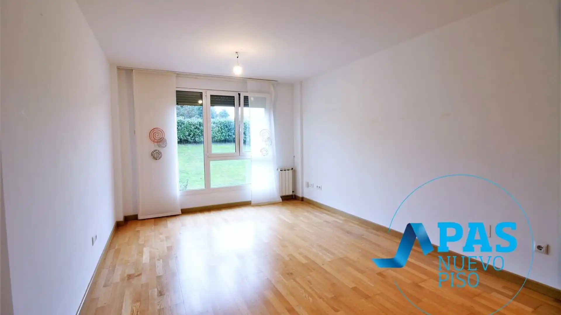 Living room of Flat for sale in Santander  with Heating, Private garden and Storage room