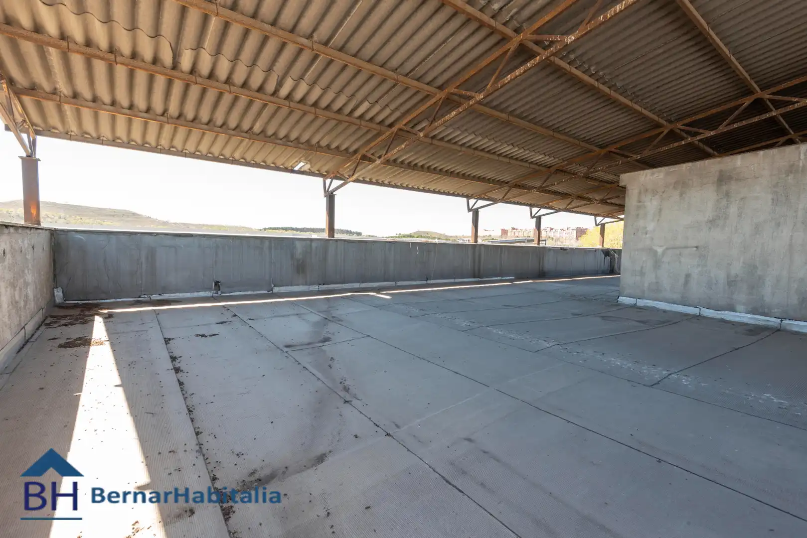 Terrasse von Fabrikhallen zum Verkauf in Madrid mit Alarm
