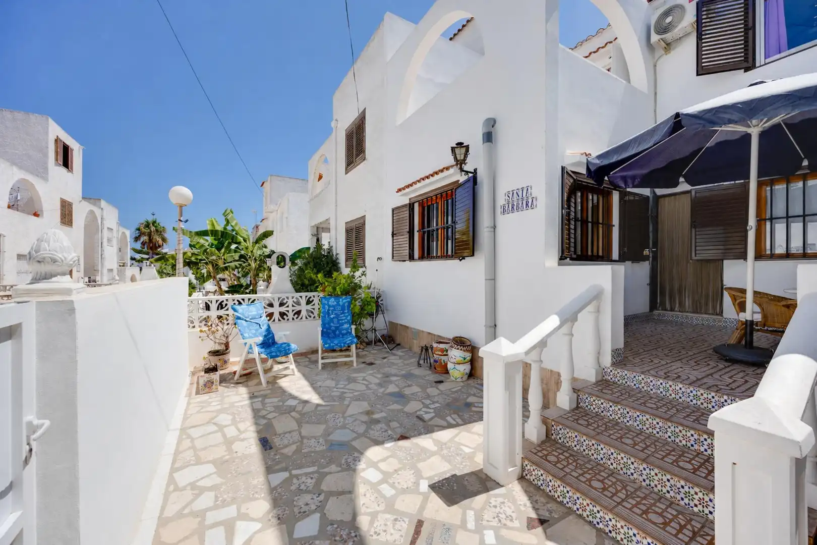 Vista exterior de Casa o xalet en venda en Torrevieja amb Aire condicionat, Jardí privat i Terrassa