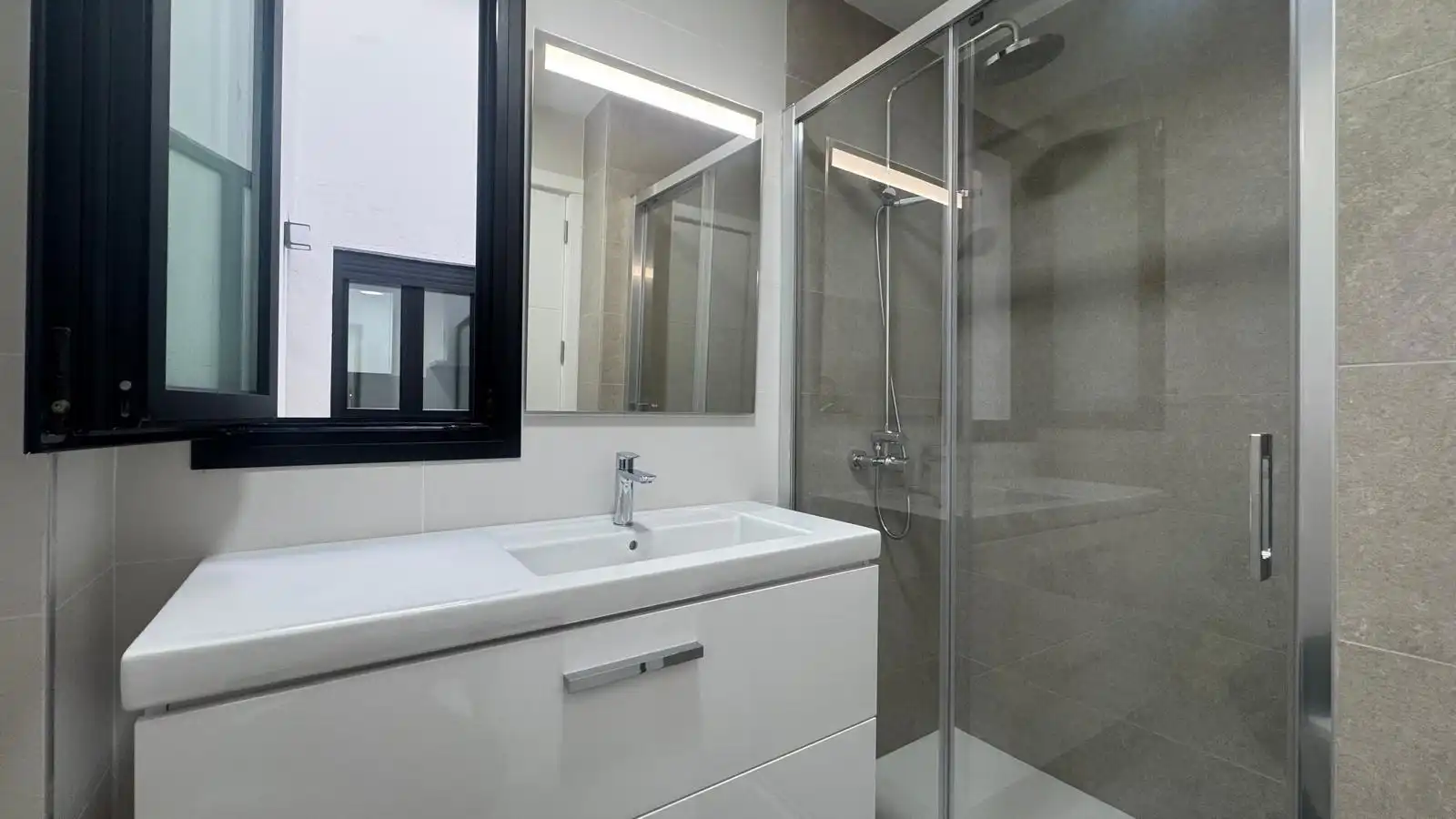 Badezimmer von Wohnung zur Miete in Las Palmas de Gran Canaria mit Klimaanlage und Heizung