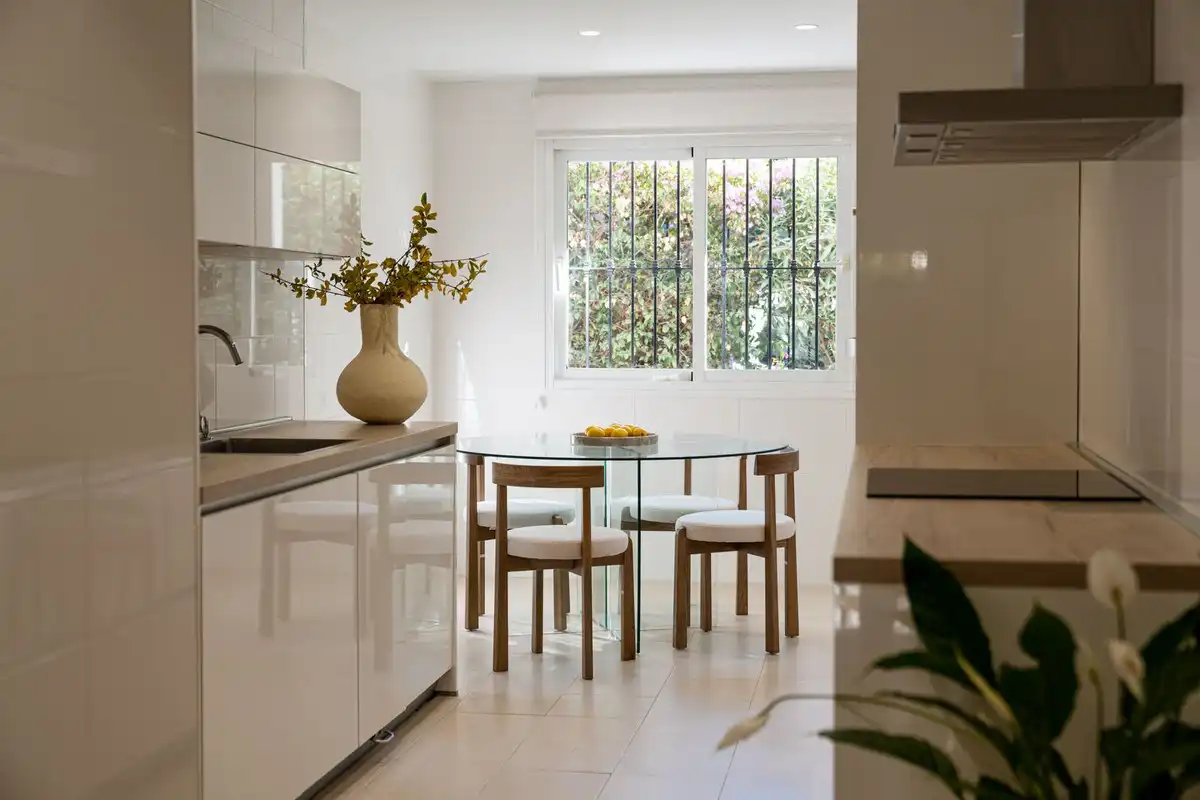 Küche von Erdgeschoss zum Verkauf in Marbella mit Klimaanlage, Privatgarten und Terrasse