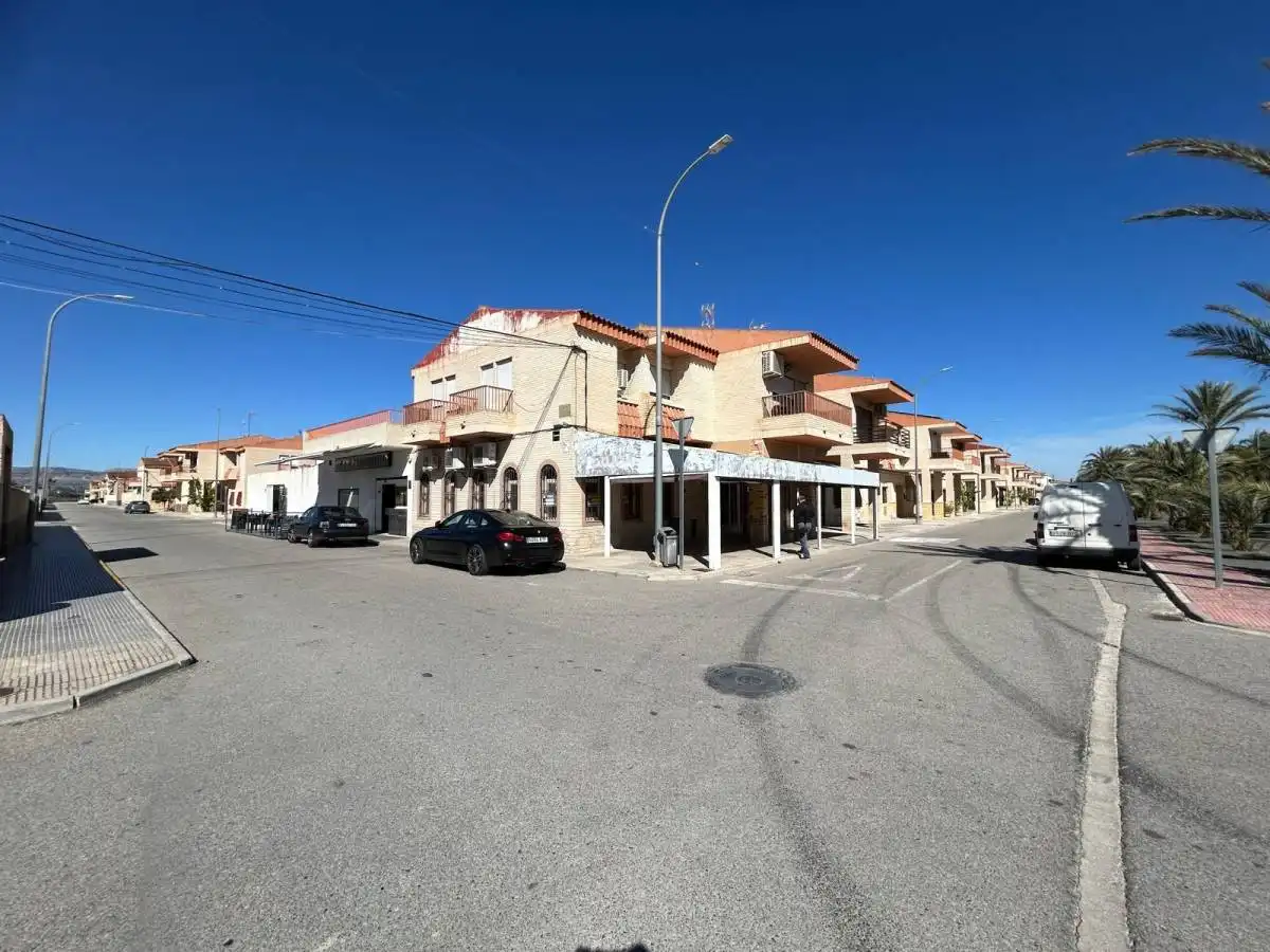Vista exterior de Local en venda en San Isidro amb Calefacció i Terrassa
