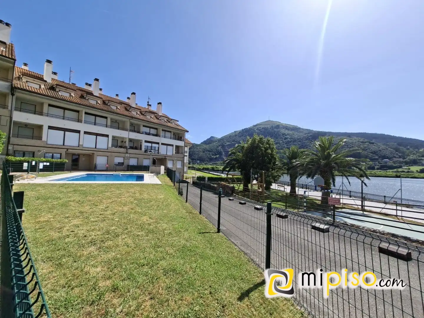 Vista exterior de Pis en venda en Limpias amb Calefacció, Terrassa i Piscina