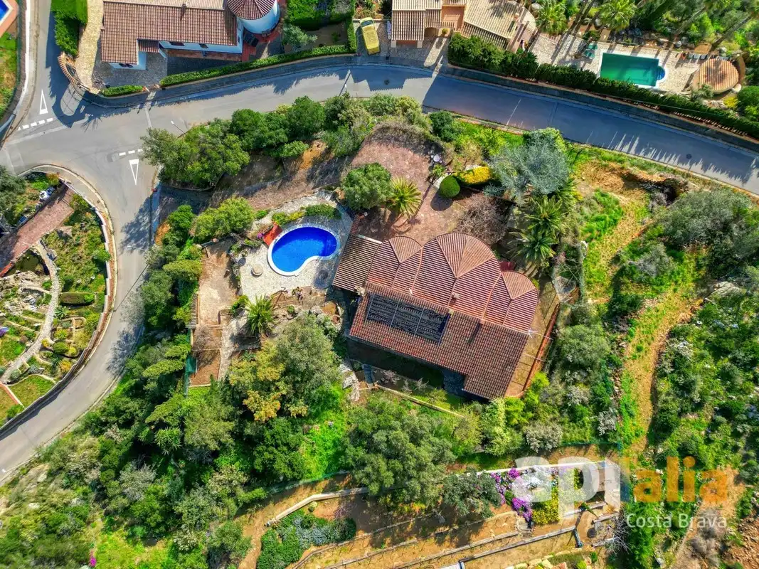Chalet con piscina en venta en Carrer Basilea, imagen 2