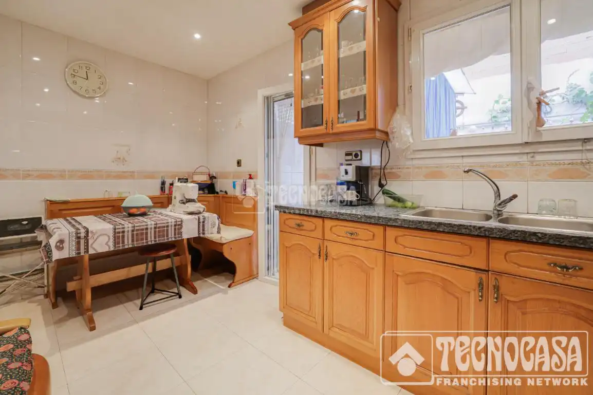 Cocina de Casa adosada en venta en Santa Coloma de Gramenet con Aire acondicionado, Calefacción y Parquet
