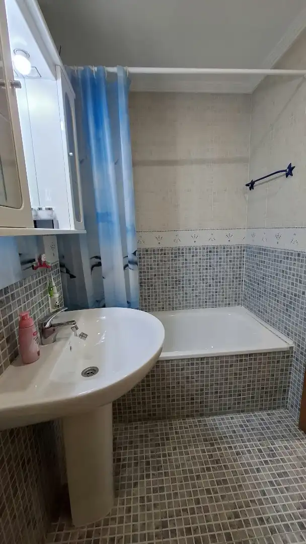 Badezimmer von Maisonette zum Verkauf in Sur