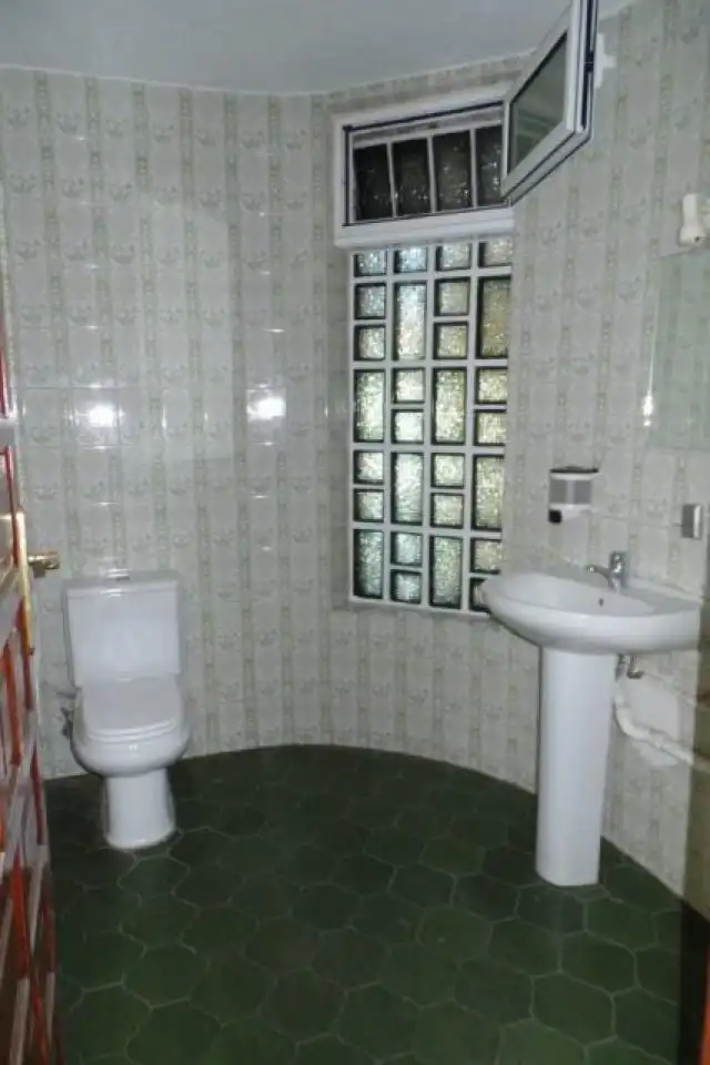 Bany de Local en venda en Garrafe de Torío amb Terrassa