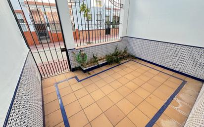 Exterior view of Single-family semi-detached for sale in Dos Hermanas  with Terrace and Balcony