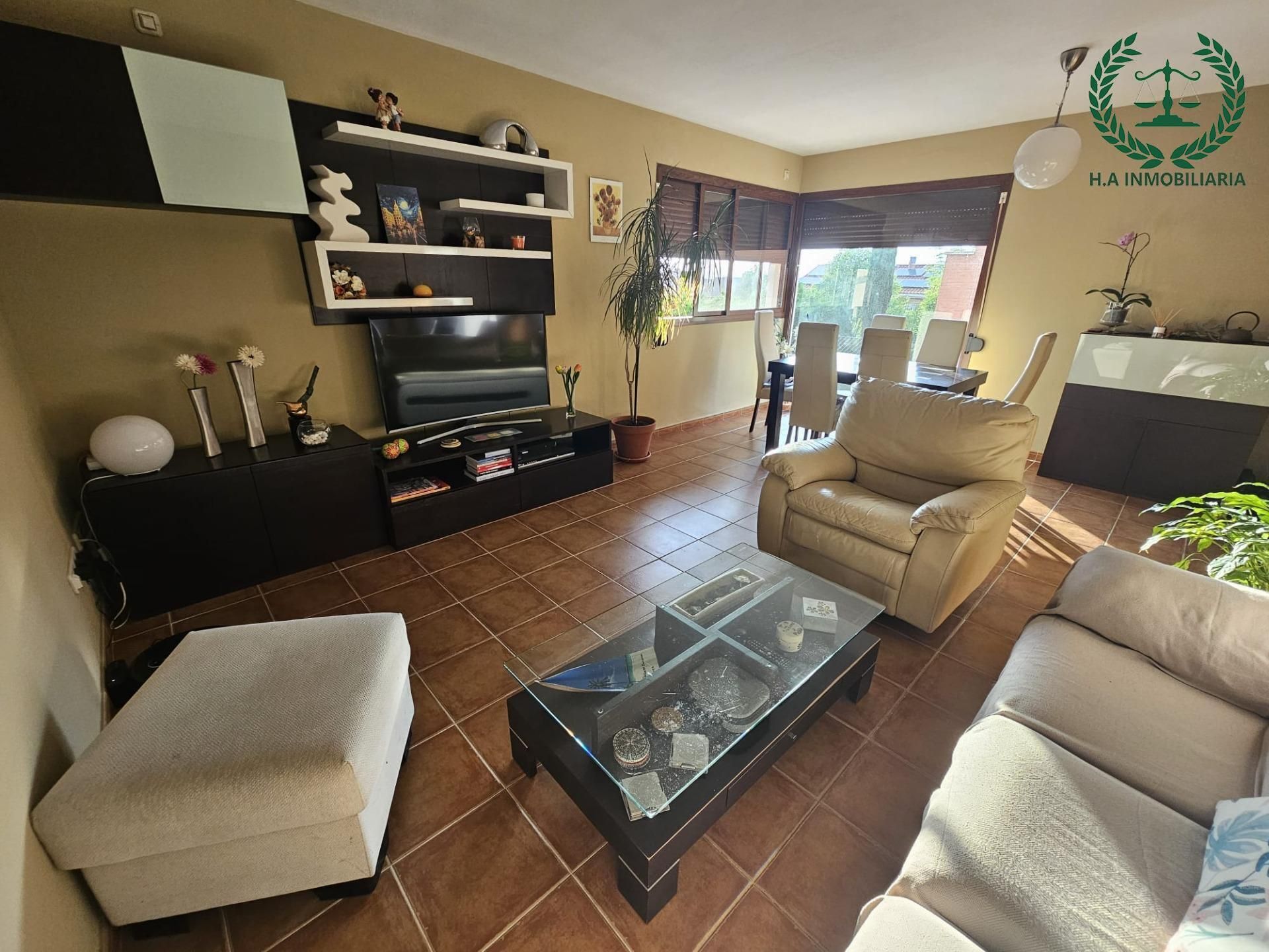 Sala d'estar de Casa adosada de lloguer en Pedrezuela amb Calefacció, Jardí privat i Terrassa