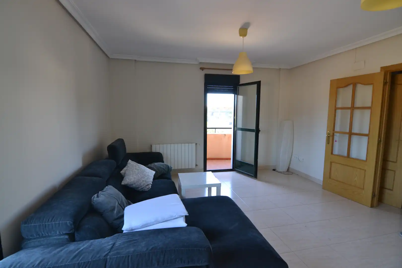 Wohnzimmer von Einfamilien-Reihenhaus zur Miete in Plasencia mit Klimaanlage, Heizung und Terrasse
