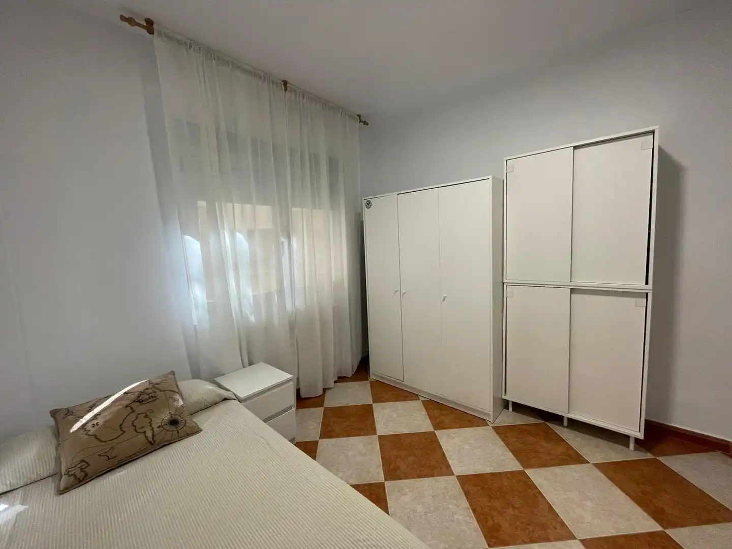 Dormitori de Pis de lloguer en Granada amb Aire condicionat, Calefacció i Moblat