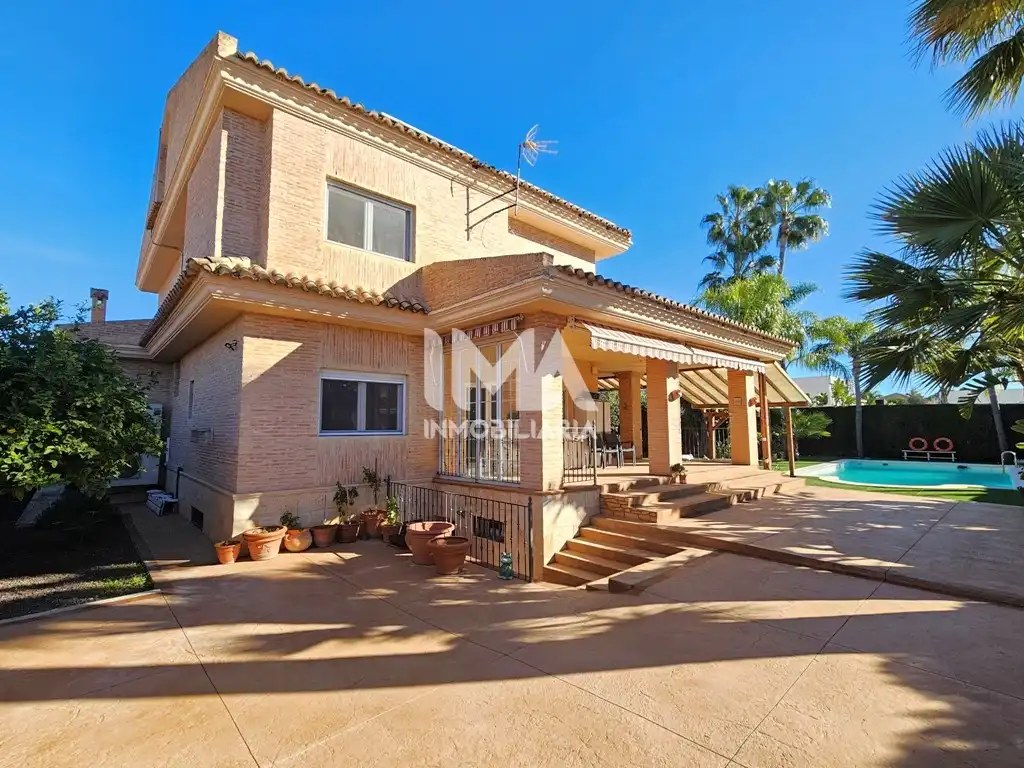 Vista exterior de Casa o xalet en venda en L'Eliana amb Aire condicionat, Calefacció i Jardí privat