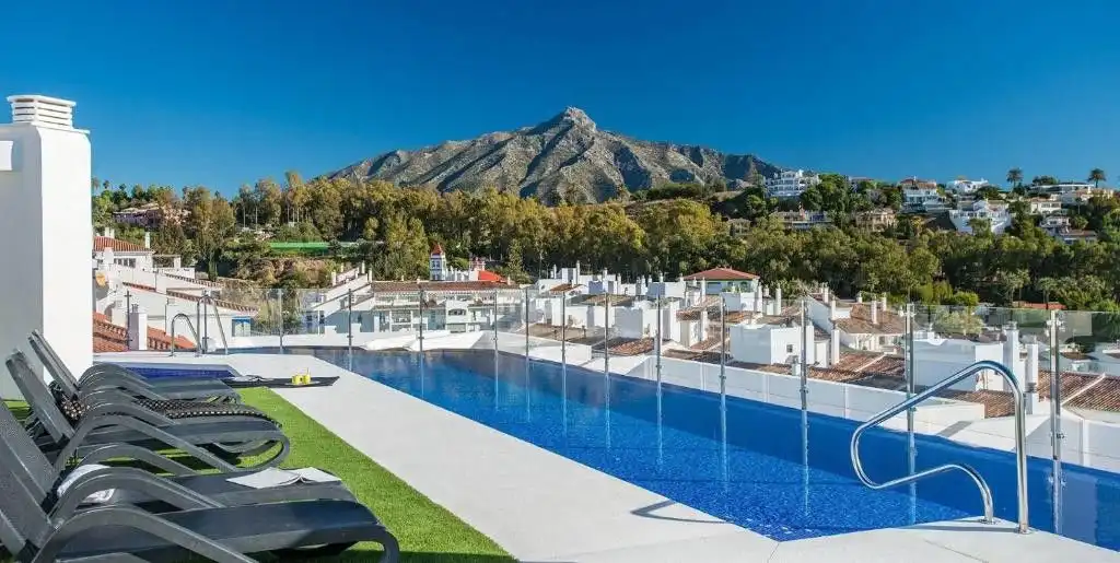 Flat with pool for sale in Nueva Andalucía, imagen 2