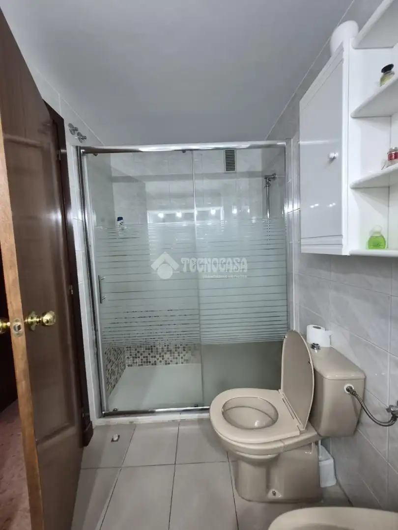 Bathroom of Flat for sale in Madrid