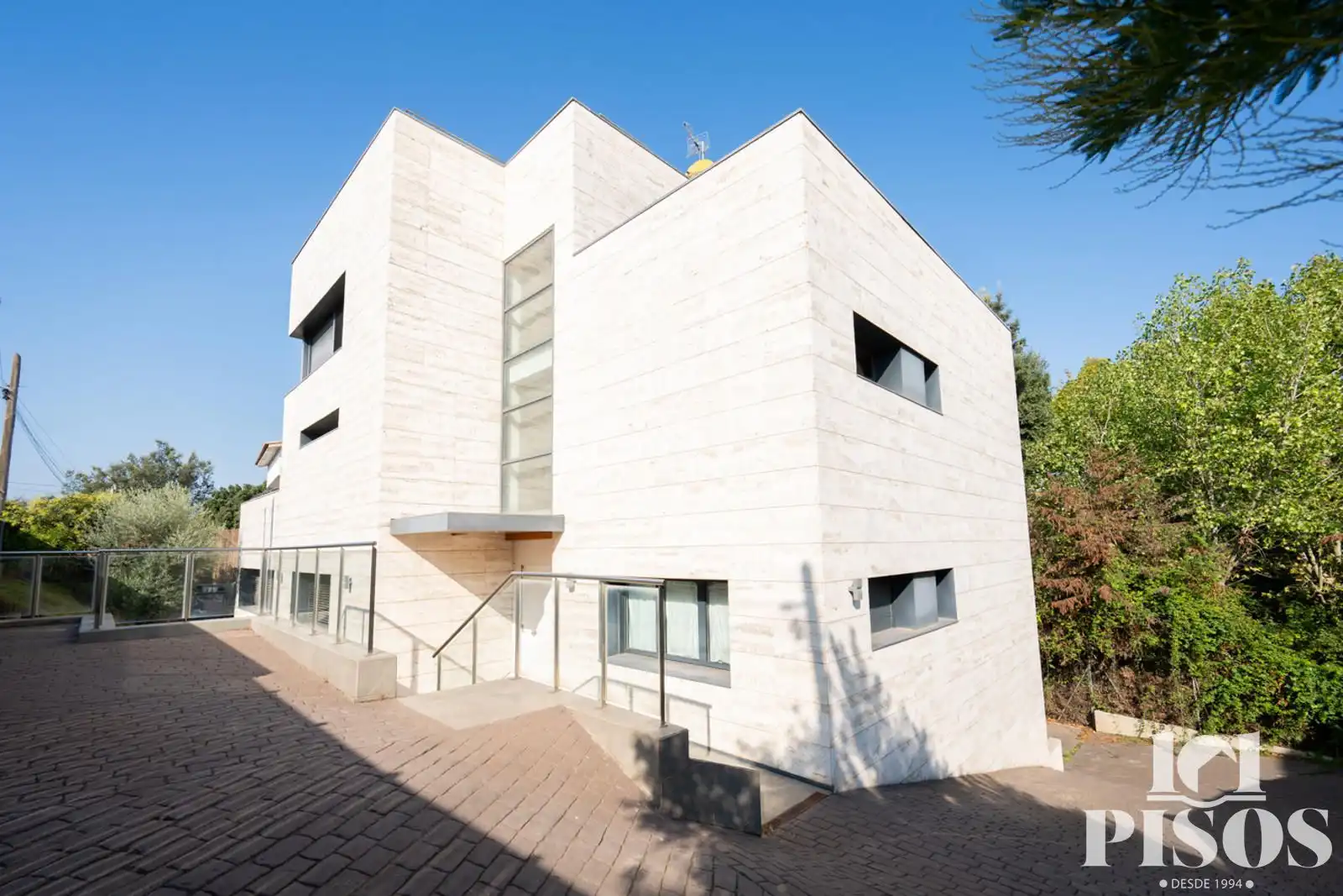 Exterior view of Houses for sale in Sant Cugat del Vallès  with Air Conditioner, Storage room and Swimming Pool