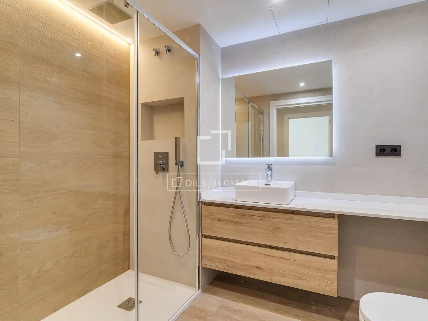Bathroom of Flat for rent in Barcelona  with Air Conditioner and Parquet flooring