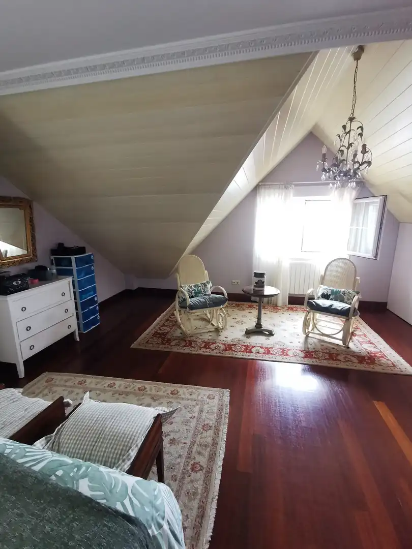 Sala d'estar de Casa o xalet en venda en Castro-Urdiales amb Calefacció, Jardí privat i Terrassa