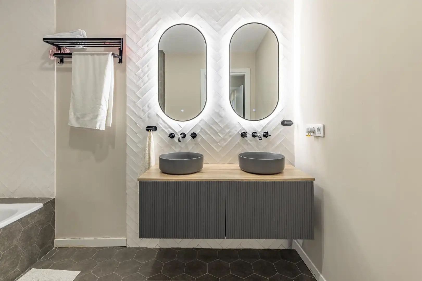 Bathroom of Flat for sale in Valencia  with Air Conditioner, Heating and Storage room