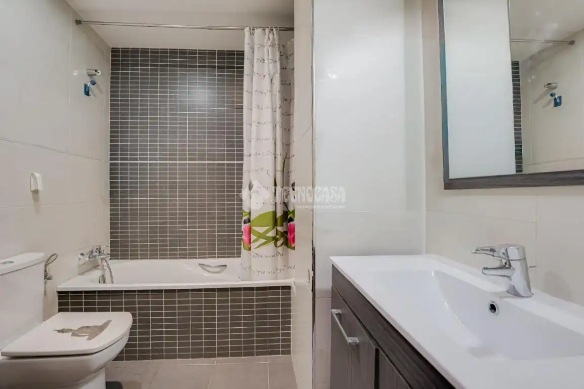 Badezimmer von Wohnung zum Verkauf in Montcada i Reixac mit Heizung, Abstellraum und Balkon