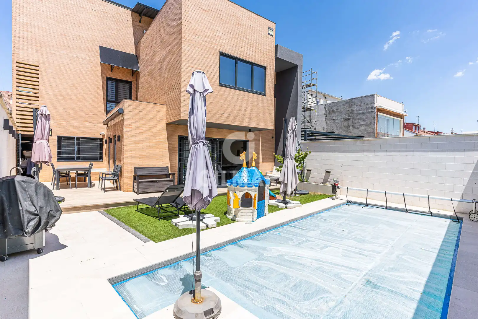 Terrassa de Casa o xalet en venda en Parla amb Calefacció, Jardí privat i Piscina