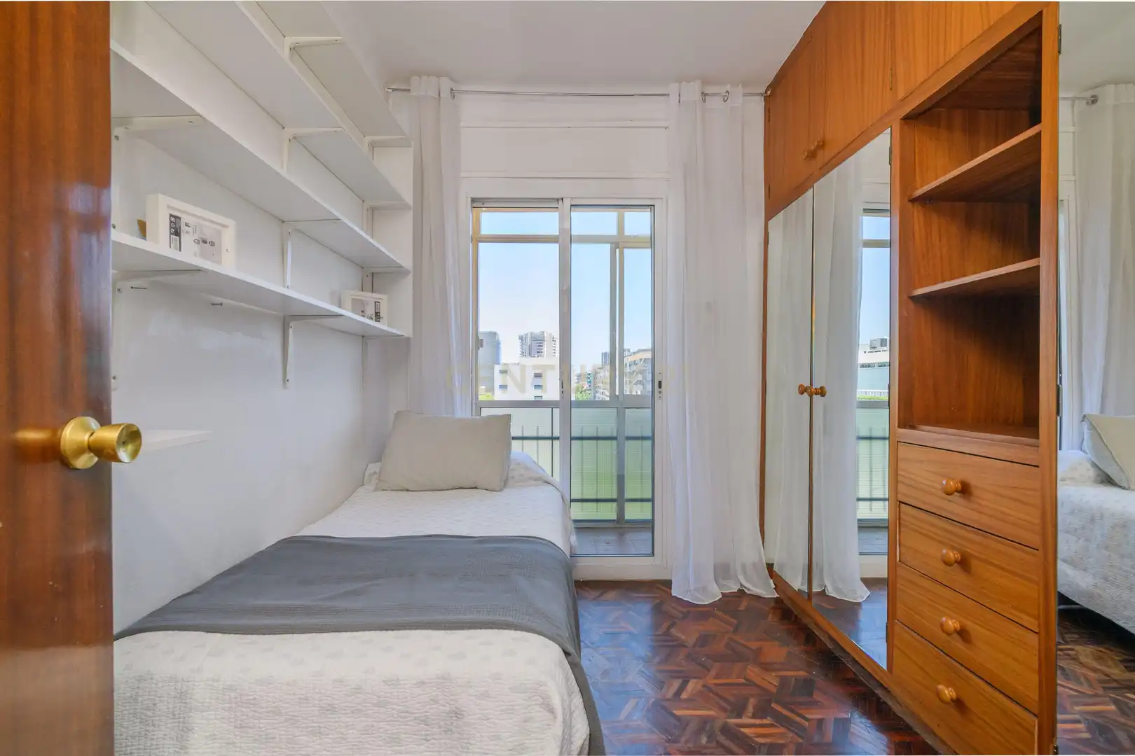 Schlafzimmer von Wohnung zum Verkauf in Barcelona mit Klimaanlage, Ofen und Mikrowelle