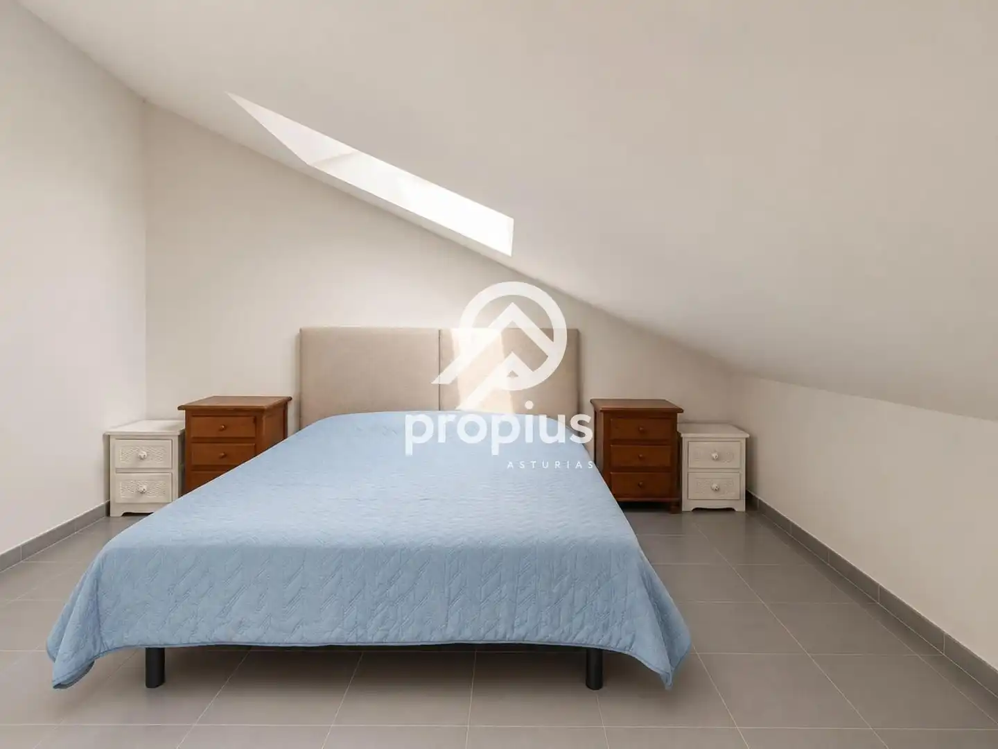 Schlafzimmer von Dachboden zum Verkauf in Llanes mit Abstellraum